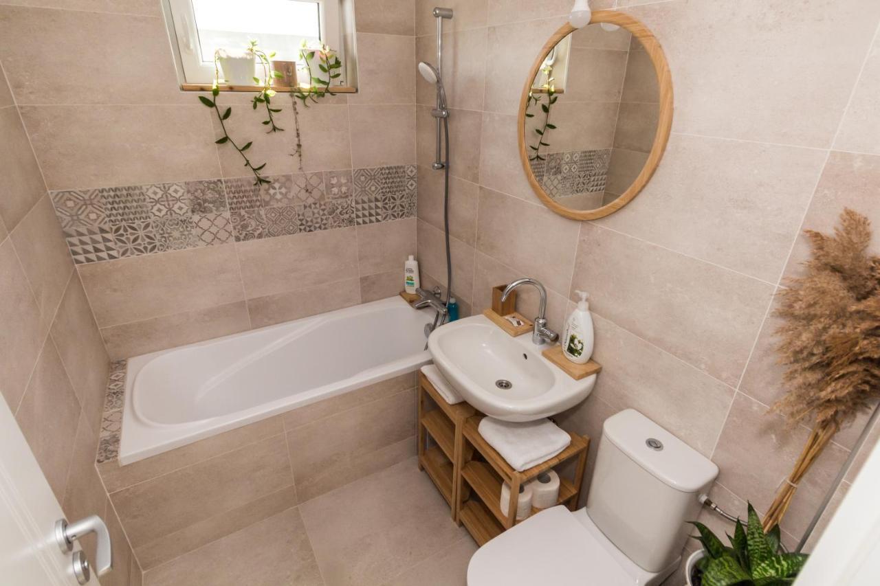 Apartamentul Cu Plante Etaj 4 มันกาเลีย ภายนอก รูปภาพ